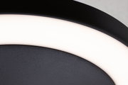 Gros plan d'un plafonnier LED noir avec anneau lumineux blanc en métal et plastique