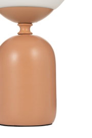 Close-up van matte terracotta keramische lampvoet met witte lampenkap voor interieurverlichting