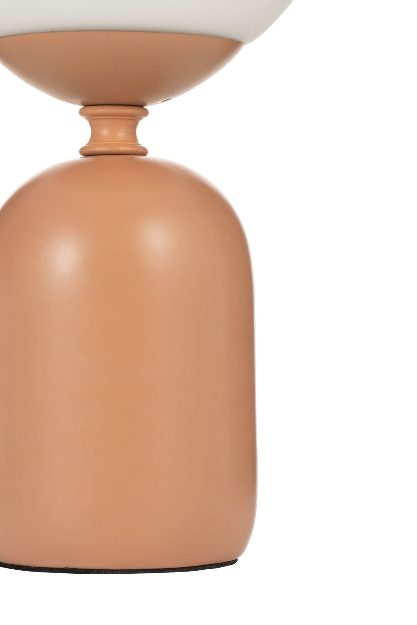Close-up van matte terracotta keramische lampvoet met witte lampenkap voor interieurverlichting