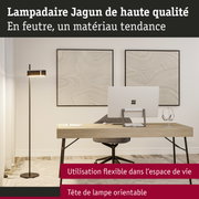 Lampadaire noir en feutre avec tête orientable dans un bureau moderne avec bureau en bois et ordinateur