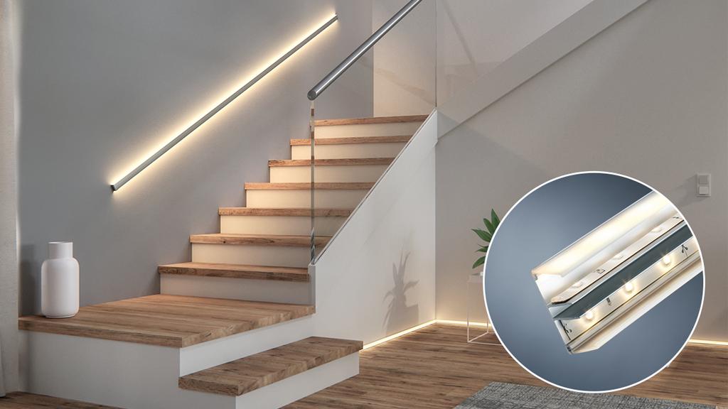 Moderne Treppe mit warmweißer LED-Wandbeleuchtung und LED-Strips am Boden aus Holzfußboden für Wohnraumbeleuchtung.