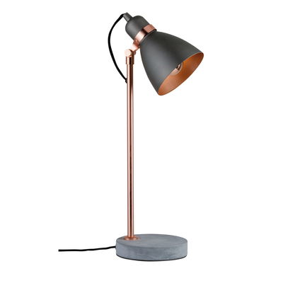 Moderne Tischlampe mit grauem Metall-Schirm, kupferfarbenem Ständer und rundem Betonfuß für Wohnräume