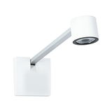 Moderne witte LED-wandspot met aluminium arm voor gerichte verlichting in woonruimtes