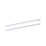 To slanke sølvfarvede LED-strips i aluminium til moderne indendørsbelysning og energibesparende lysløsning.