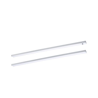 To slanke sølvfarvede LED-strips i aluminium til moderne indendørsbelysning og energibesparende lysløsning.