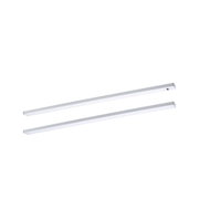 Zwei schlanke LED-Leisten aus Aluminium in Silber für moderne Innenbeleuchtung und energiesparende Lichtlösung.