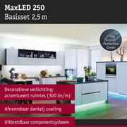 Moderne witte keuken met MaxLED 250 LED-verlichting en groene accentverlichting aan de onderkant