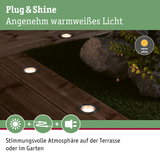 LED-Bodeneinbauleuchten mit warmweißem Licht auf Holzterrasse für Gartenbeleuchtung