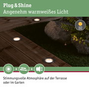 LED-Bodeneinbauleuchten mit warmweißem Licht auf Holzterrasse für Gartenbeleuchtung