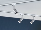 Drei silberne LED-Strahler aus Metall an einer Decken-Schiene für moderne Raumbeleuchtung