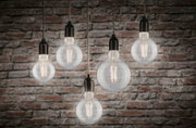 Vijf heldere filament LED-lampen met warm wit 2700K licht voor een rode bakstenen muur