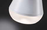 Nahaufnahme einer weißen LED-Leuchte mit mattem Kunststoff und warmweißem Licht für Wohnräume