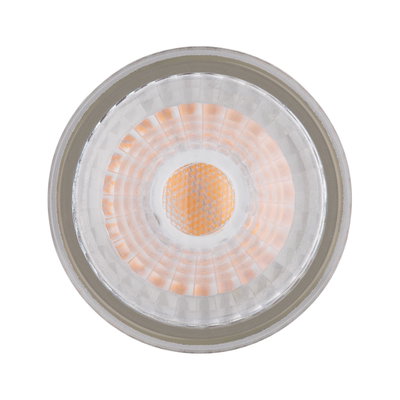 Close-up van LED-spot met helder glas en warm wit licht voor binnenverlichting