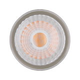 Nahaufnahme einer LED-Spotlampe mit transparentem Glas und warmweißem Licht für Innenbeleuchtung