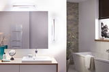 Modernes Badezimmer mit weißem Waschbecken, Holzarbeitsplatte und LED-Wandleuchten in schlichtem Design