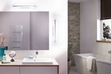 Modernes Badezimmer mit weißem Waschbecken, Holzarbeitsplatte und LED-Wandleuchten in schlichtem Design