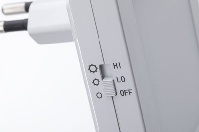 Weißer Schalter mit drei Stufen HI, LO, OFF für elektronische Steuerung an Gerät aus Kunststoff