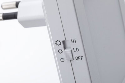 Weißer Schalter mit drei Stufen HI, LO, OFF für elektronische Steuerung an Gerät aus Kunststoff