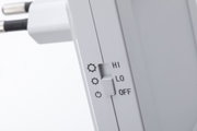 Weißer Schalter mit drei Stufen HI, LO, OFF für elektronische Steuerung an Gerät aus Kunststoff