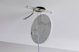 Runde weiße Deckenleuchte aus Kunststoff mit Kabel und freiliegenden Anschlussdrähten zur Montage.