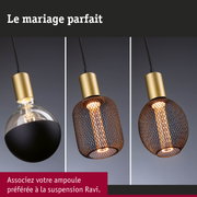 Trois suspensions modernes en métal doré avec grillage noir pour un éclairage intérieur élégant