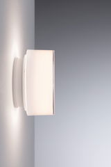 Moderner weißer Wandleuchter mit zylindrischem Glas und weichem Licht für Wohnräume