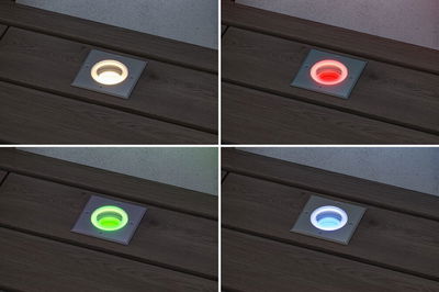Vier vierkante witte LED-vloerinbouwspots met wisselende kleuren rood, groen, blauw en warm wit.