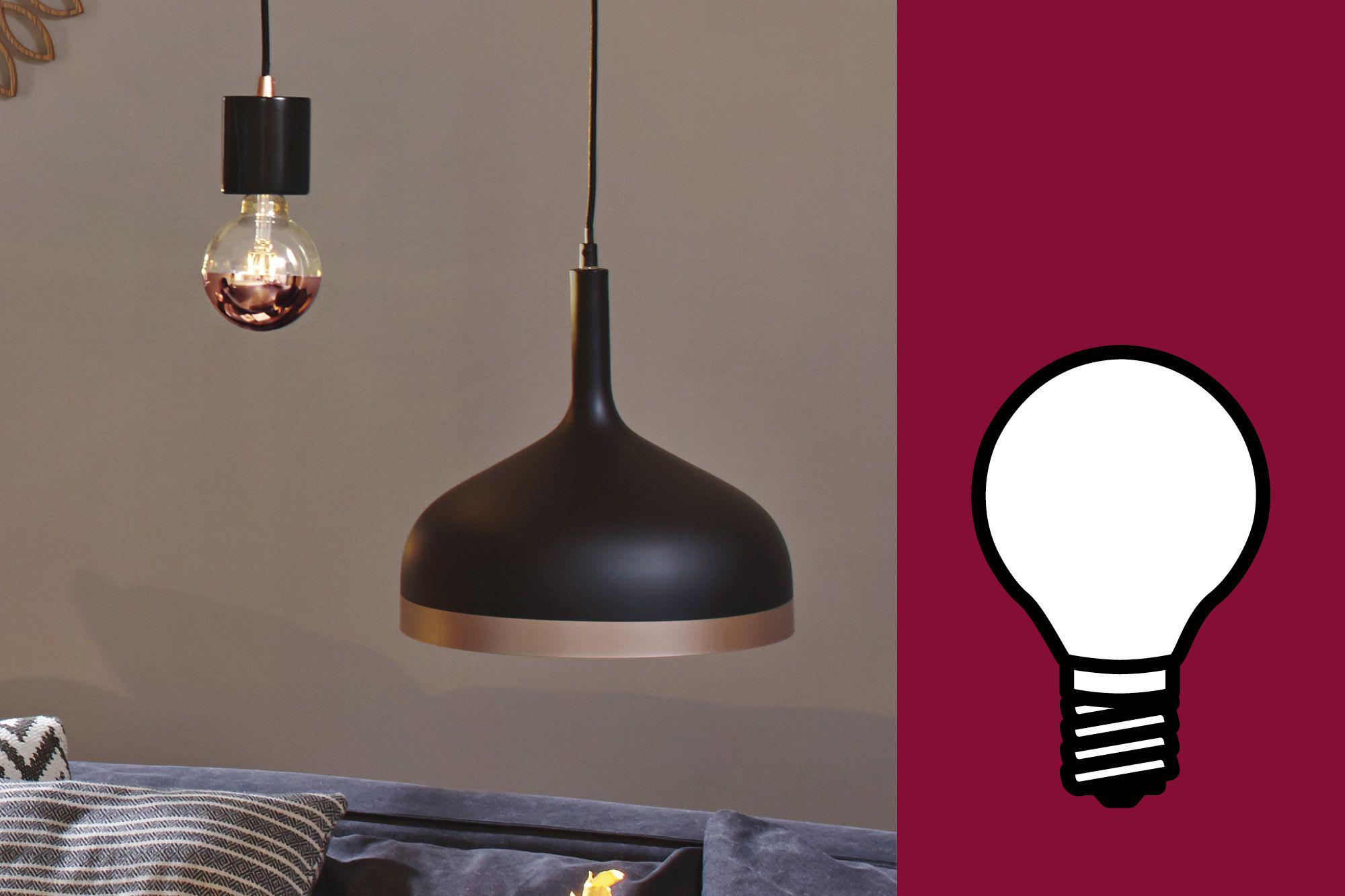 Suspension noire moderne avec bord cuivre et ampoule E27 dans un salon confortable