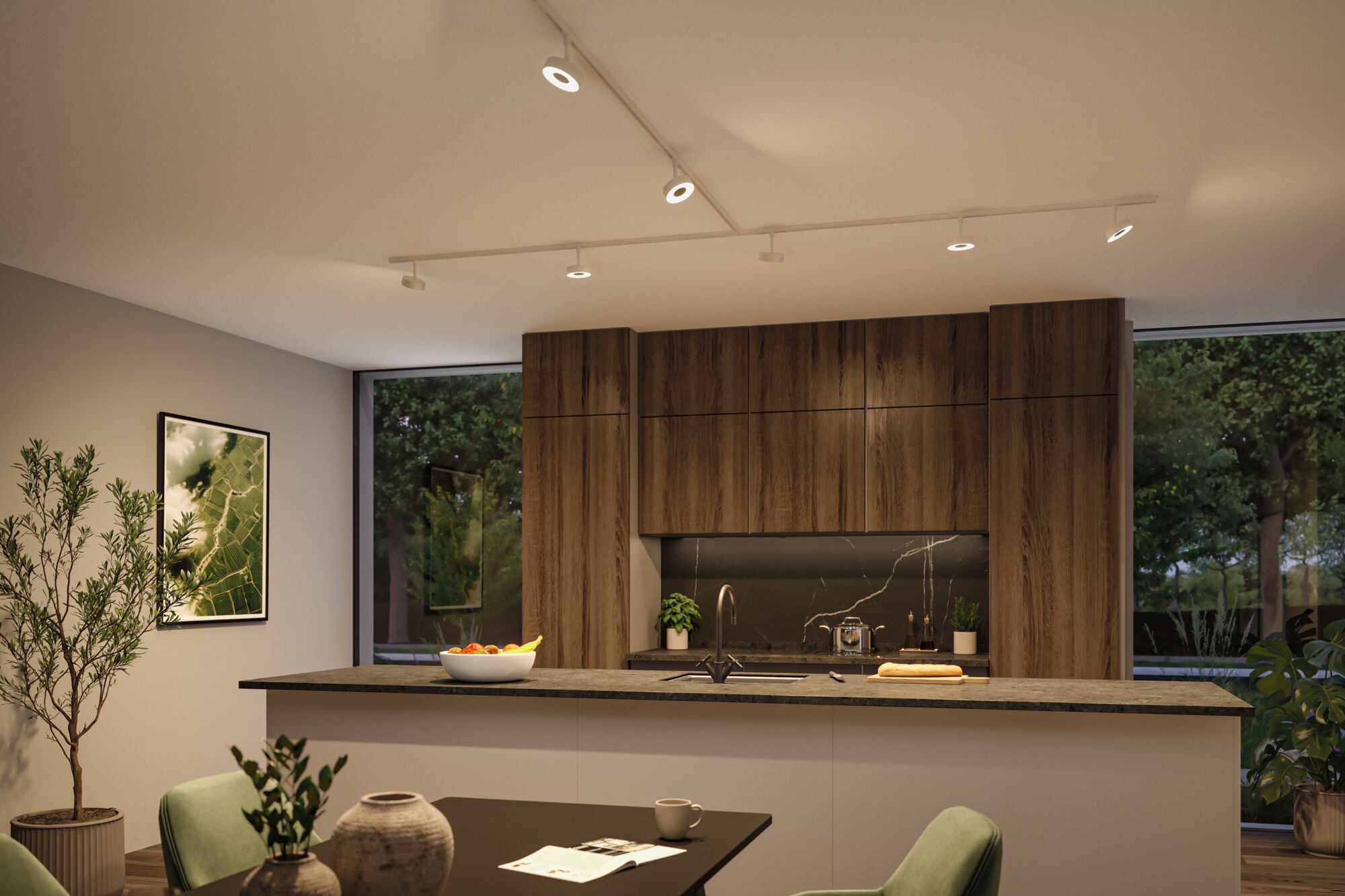 Moderne keuken met houten kasten, zwart aanrechtblad en witte plafondspots voor warme verlichting