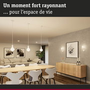 Espace de vie moderne avec suspensions blanches et table en bois dans un intérieur élégant