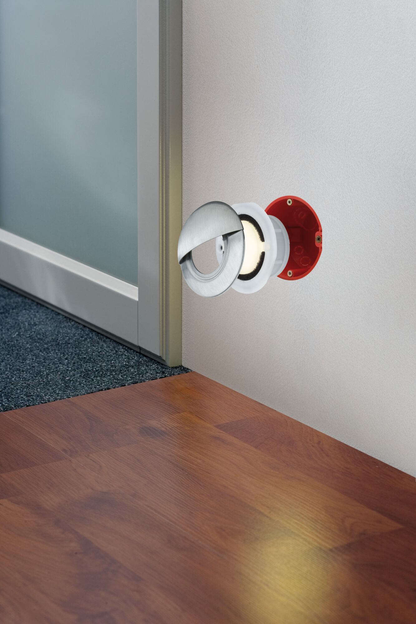 Ronde LED-wandinbouwlamp van geborsteld aluminium met beschermkap en rode inbouwdoos