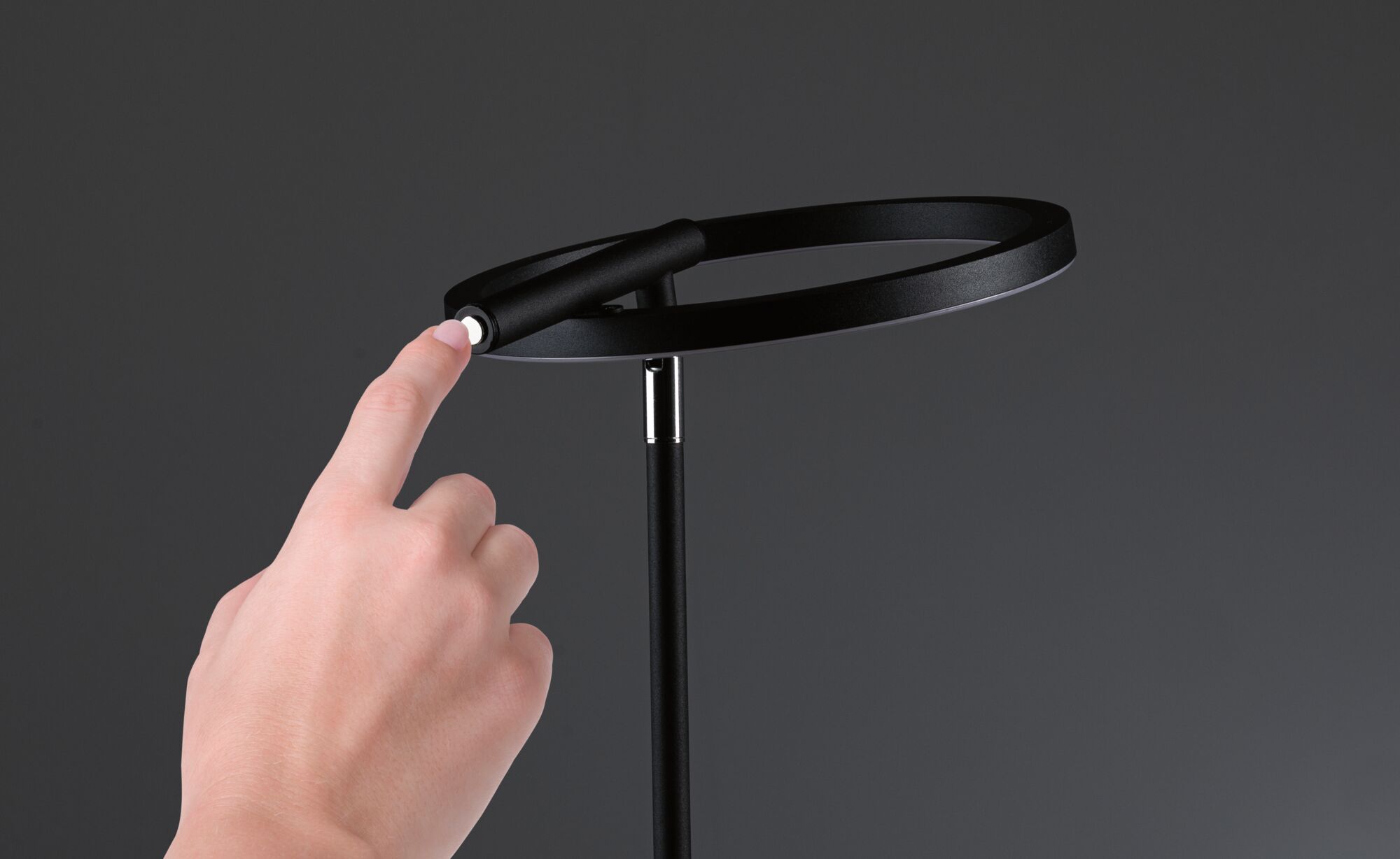 Schwarzer LED-Stehlampenring aus Metall mit Touch-Schalter für modernes Wohnraumlicht
