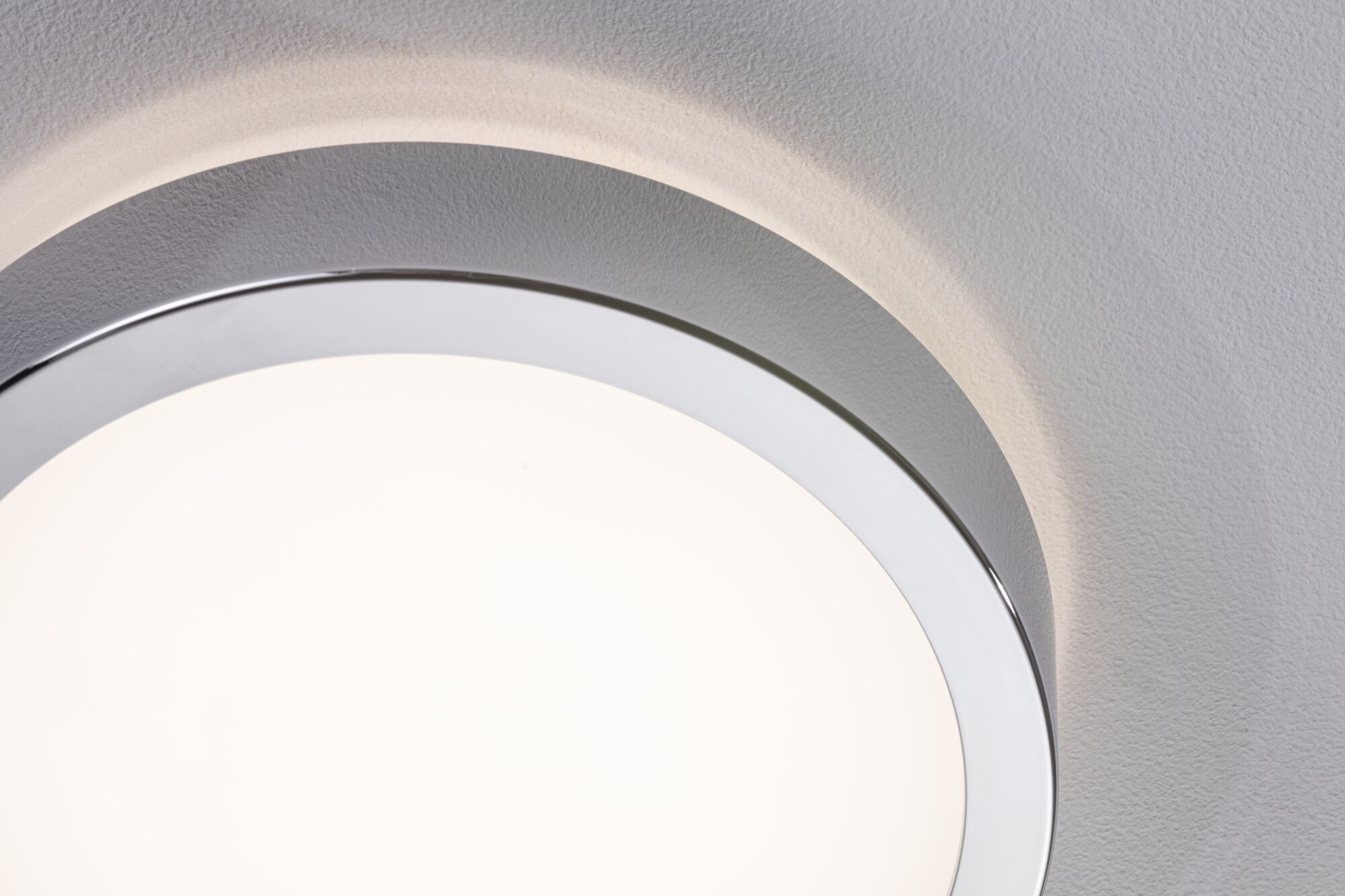 Rund loftlampe med hvid diffusor og krom metalramme til moderne indendørs belysning