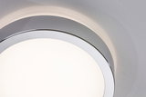 Rund loftlampe med hvid diffusor og krom metalramme til moderne indendørs belysning