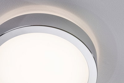 Rund loftlampe med hvid diffusor og krom metalramme til moderne indendørs belysning
