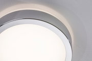 Runde Deckenleuchte mit weißem Diffusor und chromfarbenem Metallrahmen für modernes Raumlicht