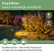 Tuin met insectvriendelijke buitenverlichting in warme gele tint voor duurzame lichtinrichting