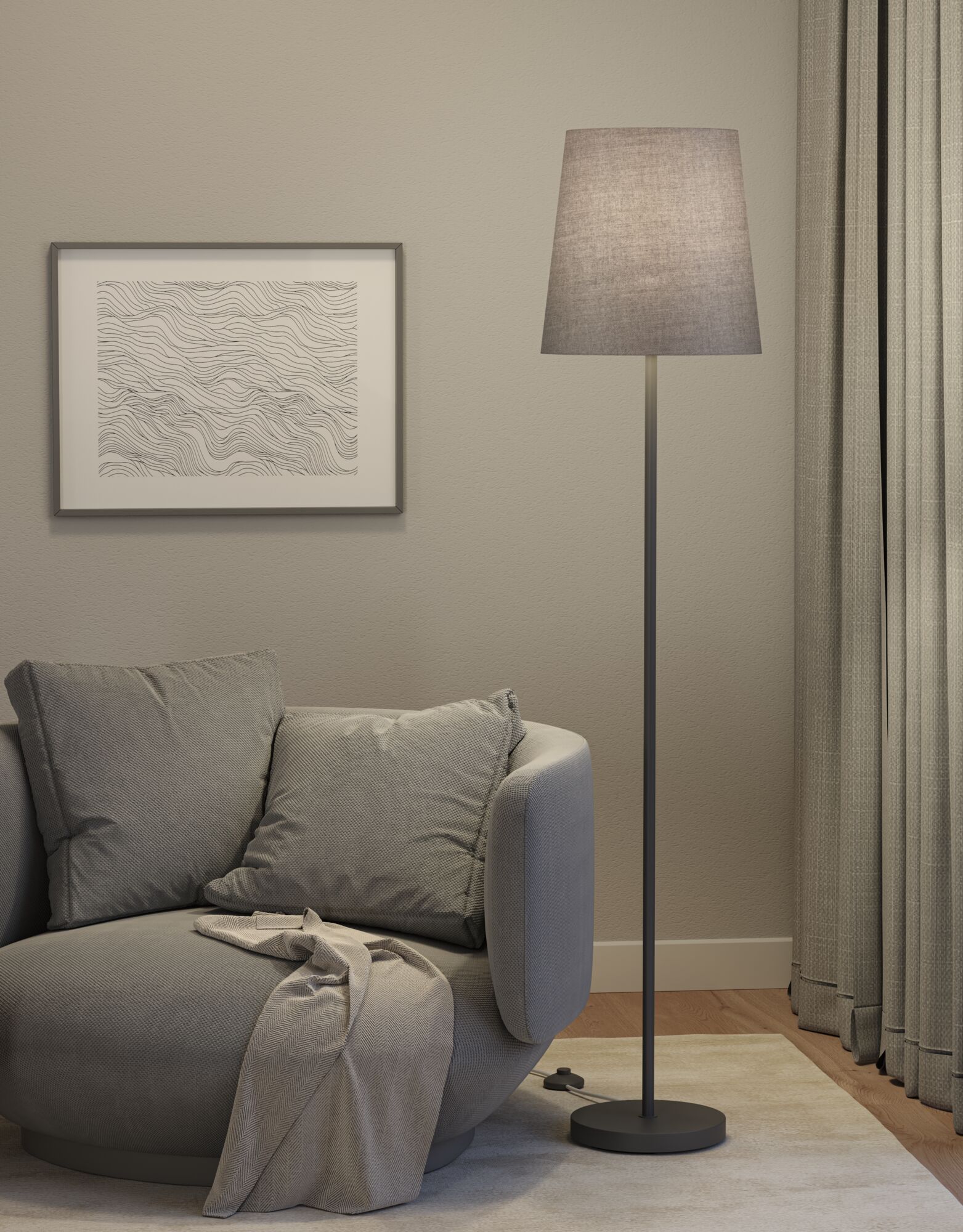 Stehende Stofflampe mit grauem Lampenschirm neben grauem Sessel in modernem Wohnzimmer mit Vorhängen