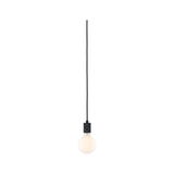 Minimalistische hanglamp met zwarte kabel en matte witte lamp voor moderne binnenverlichting