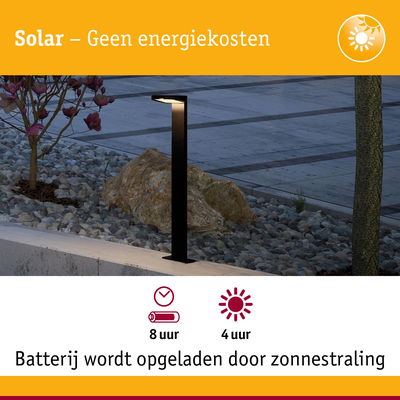 Zwarte solar buitenlamp op stenen ondergrond met oplaad- en brandtijd symbolen voor energiebesparende verlichting
