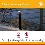 Zwarte solar buitenlamp op stenen ondergrond met oplaad- en brandtijd symbolen voor energiebesparende verlichting