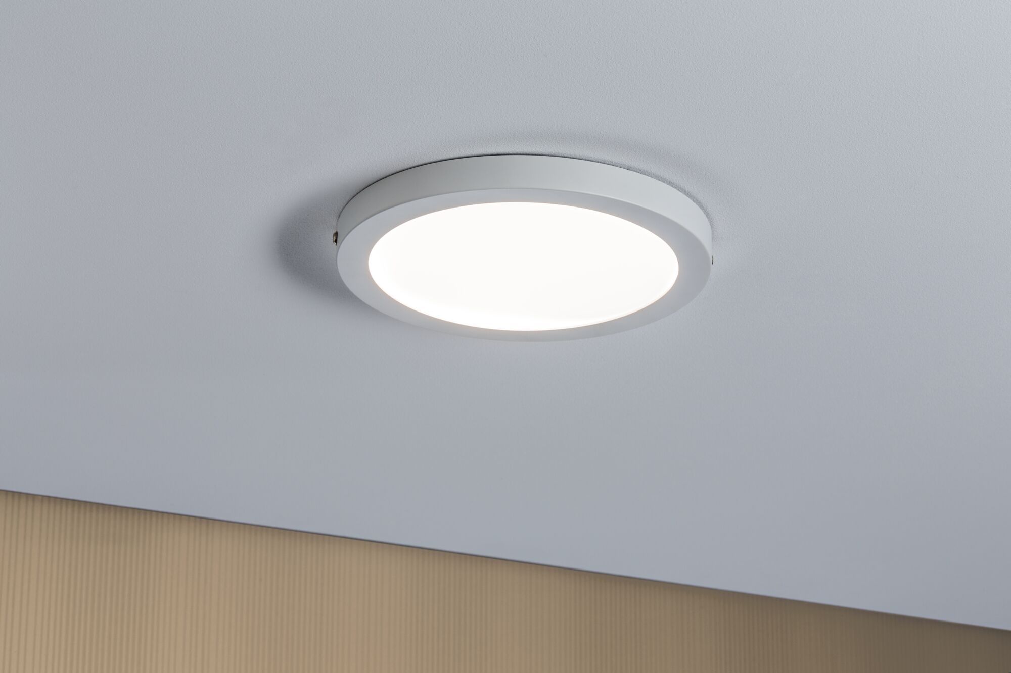 Runde weiße LED-Deckenleuchte aus Metall mit diffuser Abdeckung für modernes Raumlicht