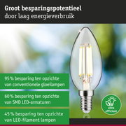 Energiezuinige LED-gloeilamp met heldere glazen kap en zilveren fitting voor efficiënte verlichting