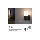 Schwarze Außenwandleuchte mit weißem Glas und Bewegungsmelder für Garten und Terrasse.