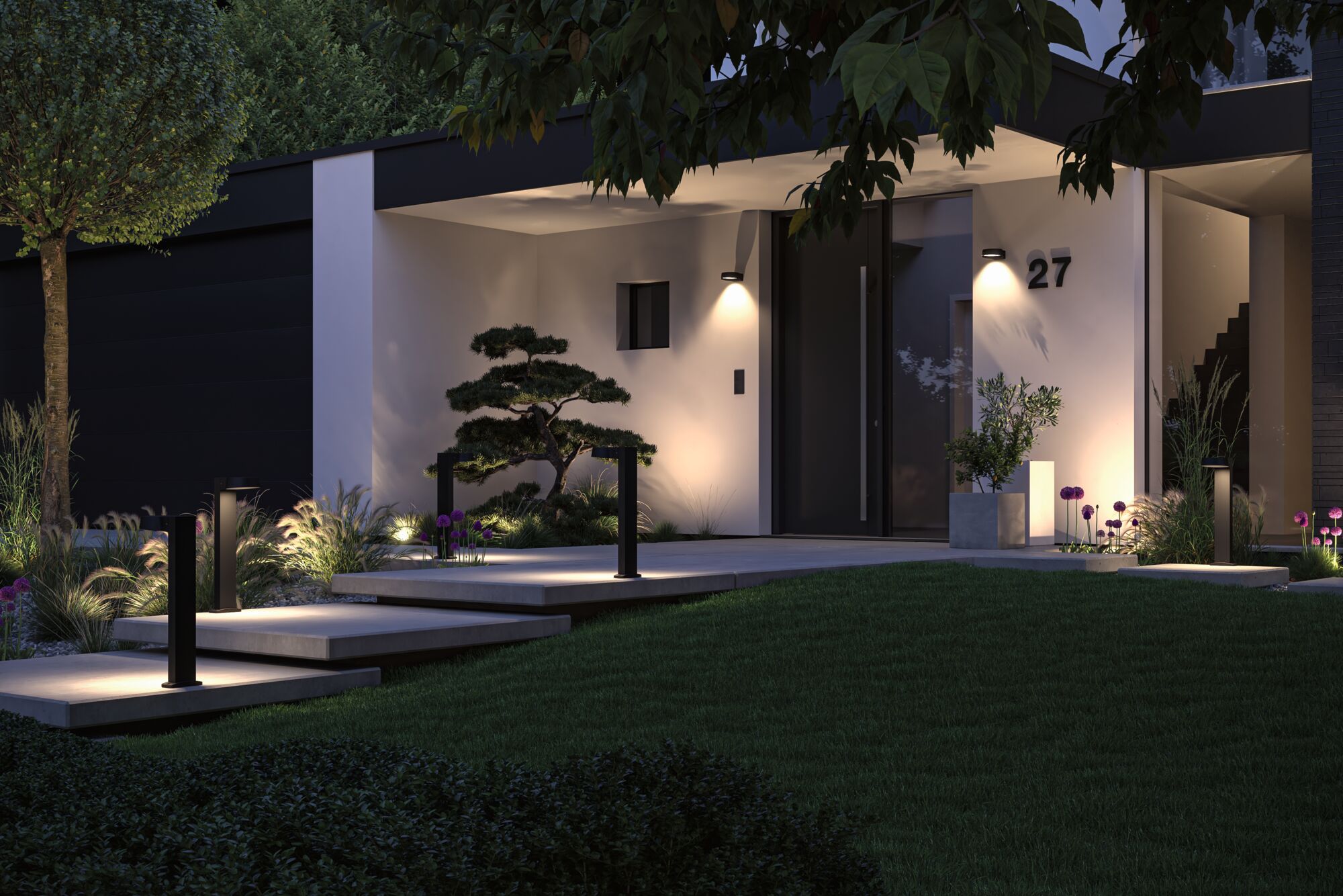 Modern verlichte huisentree met zwarte deur, witte muren en tuinpad met LED-buitenverlichting.
