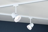 Zwei weiße LED-Schienenstrahler mit Chromring an Decke montiert für moderne Raumbeleuchtung