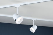 Zwei weiße LED-Schienenstrahler mit Chromring an Decke montiert für moderne Raumbeleuchtung