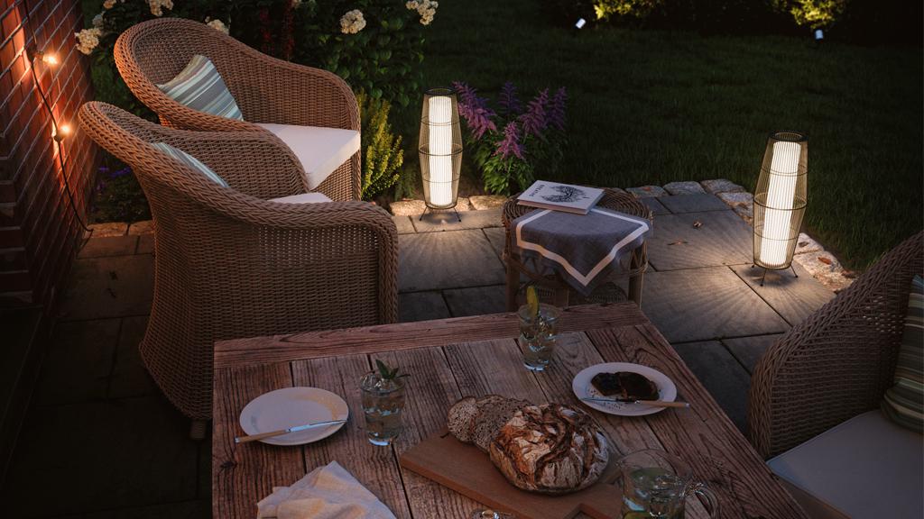 Terrasse confortable avec fauteuils en rotin marron et lampes LED blanches chaudes pour éclairage extérieur.