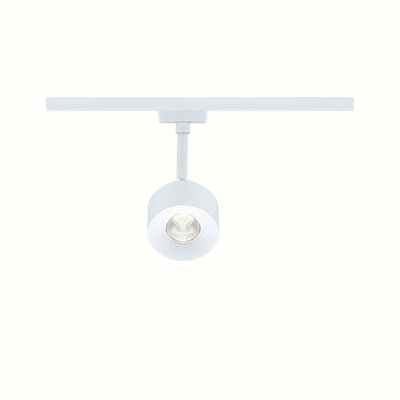 Moderner weißer LED-Spot aus Metall an Schienensystem für flexible Beleuchtung im Innenraum