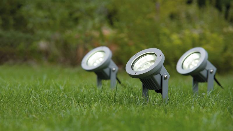 Erdspieße setzten Lichtpunkte im Garten. Paulmann Erdspieße auf einer grünen Wiese.